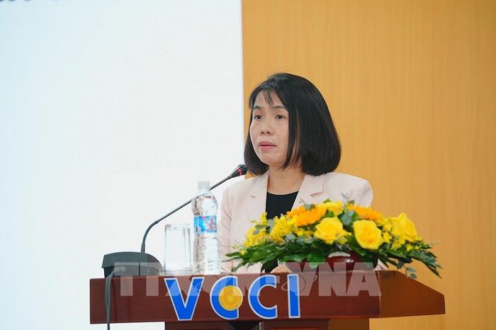 Bà Lý Thu Thủy, Trưởng phòng Phòng bảo hiểm nhân thọ của Cục Quản lý, Giám sát bảo hiểm, Bộ Tài chính, trình bày tại hội thảo. Ảnh: Hứa Chung - TTXVN