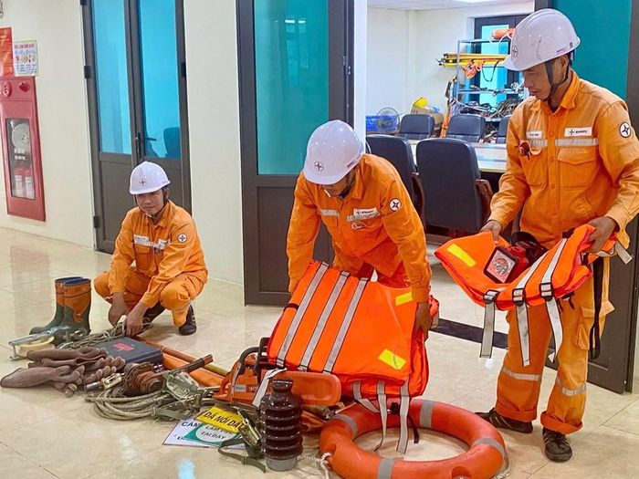 CBNV Điện lực Hạ Hòa - Công ty Điện lực Phú Thọ chuẩn bị sẵn sàng vật tư thiết bị để nhanh chóng khắc phục sự cố do mưa bão. Ảnh: EVNNPC