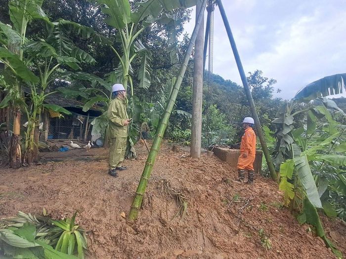 Nhóm công tác Điện lực Quan Hóa - Công ty Điện lực Thanh Hóa di chuyển qua sông mã tiếp cận TBA bản Mý xã Phú Xuân, kiểm tra và xử lý cột bị đổ gãy do mưa lớn gây ra sạt lở diễn ra trên địa bàn. Ảnh: EVNNPC