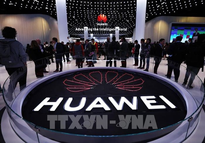 Biểu tượng của Tập đoàn công nghệ Huawei tại Đại hội thế giới di động ở Barcelona, Tây Ban Nha, ngày 26/2/2024. Ảnh: THX/TTXVN
