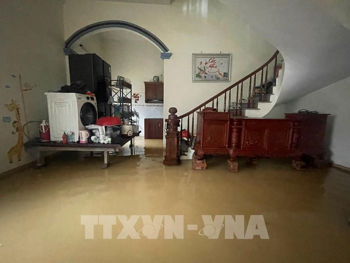 Người dân thôn Khôn Duy, xã Trần Phú chủ động kê cao tài sản đề phòng nước dâng cao. Ảnh: Hùng Mạnh - TTXVN