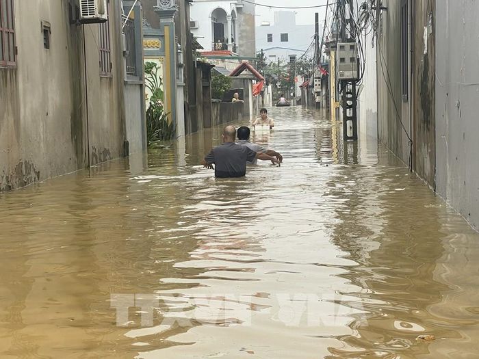 Nước sông Bùi dâng cao khiến nhiều hộ dân bị cô lập, đi lại khó khăn. Ảnh: Hùng Mạnh - TTXVN