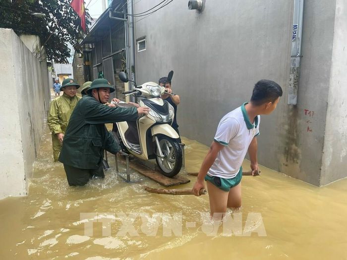 Người dân xã Trần Phú di dời tài sản đến nơi an toàn. Ảnh: Hùng Mạnh - TTXVN