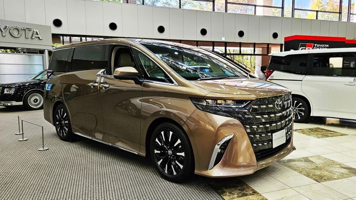 Toyota Alphard bỏ bản máy xăng, chỉ còn xe hybrid tại Việt Nam. (Ảnh: Thanh Tùng).
