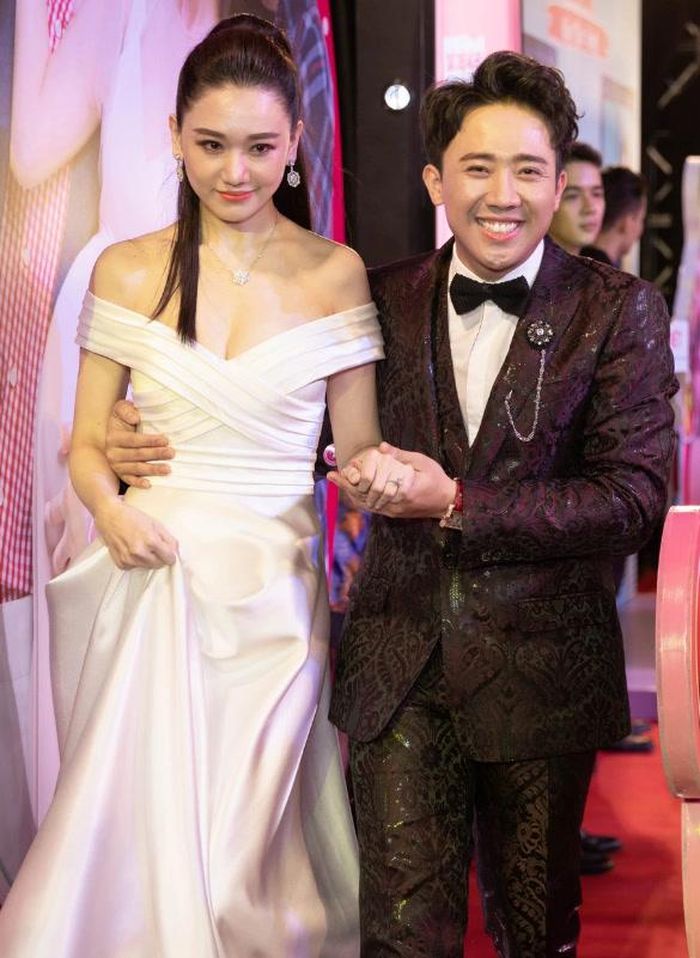 Trấn Thành và Hari Won tại họp báo phim Tết Cua lại vợ bầu.