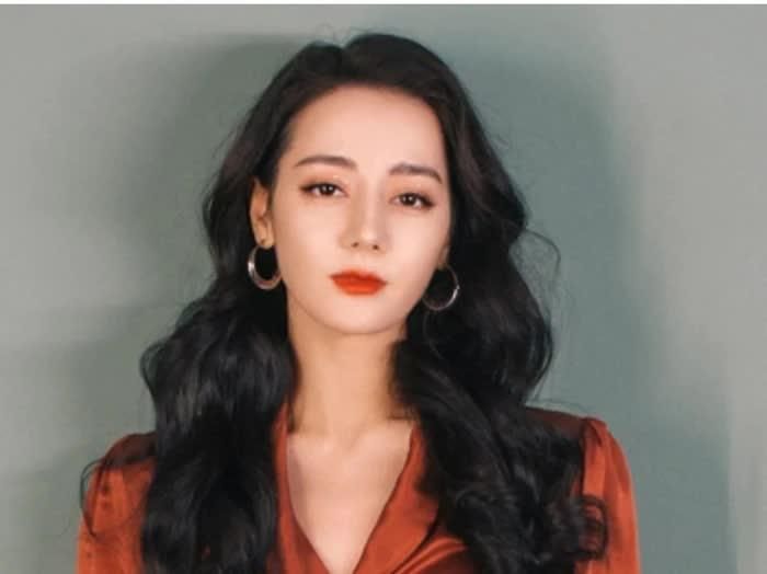 Địch Lệ Nhiệt Ba vẫn là một trong những ngôi sao có sức ảnh hưởng lớn của làng giải trí Trung Quốc. 