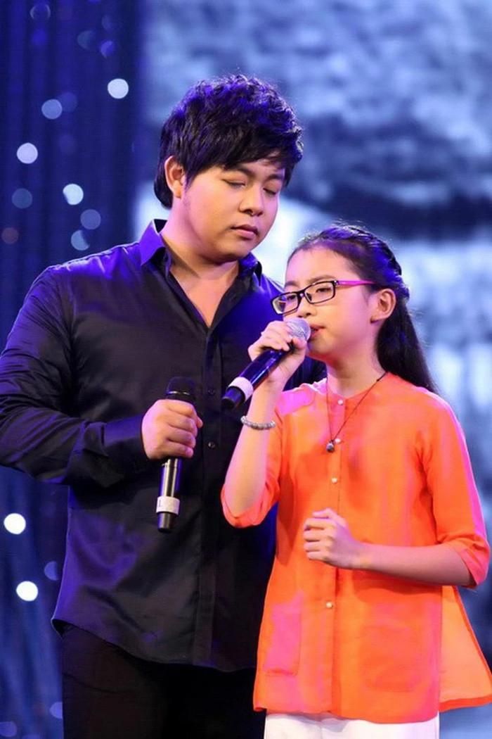 Quang Lê đóng vai trò người dìu dắt, hỗ trợ Phương Mỹ Chi trong những năm đầu bước vào showbiz. 