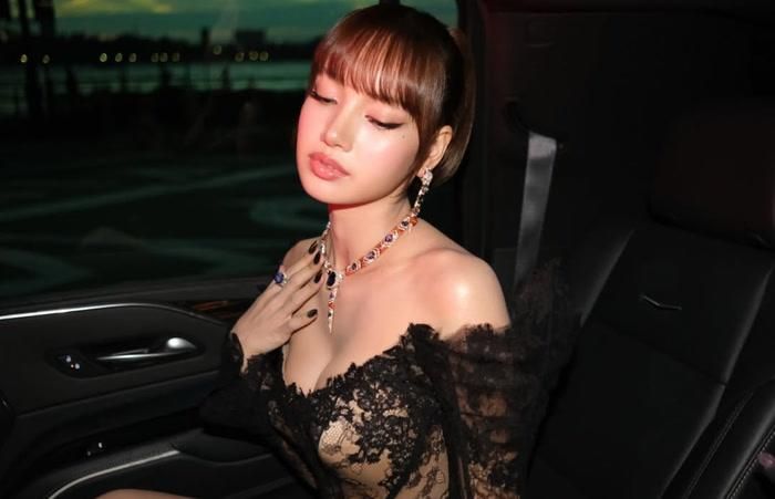 Về BLACKPINK, Lisa cho biết bốn thành viên đang dành thời gian nghỉ ngơi riêng để tránh kiệt sức.