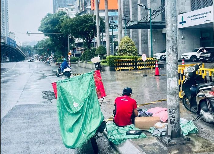 Hình ảnh dễ bắt gặp khi thói quen tiêu dùng nhanh ngày càng phổ biến