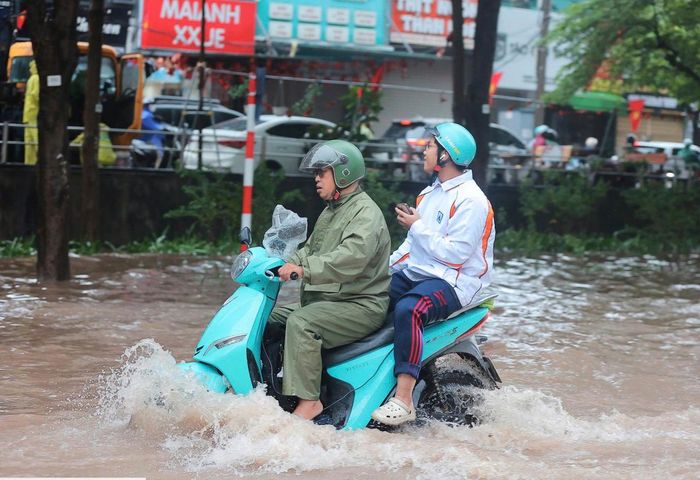 Đêm 16 đến sáng 17/9, nhiều điểm ngập úng cục bộ trên các tuyến phố Hà Nội. Ảnh: Thu Hà