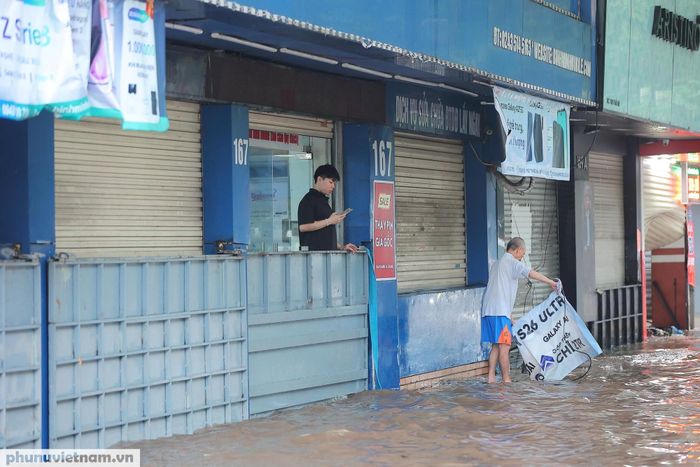 Nước mưa dâng cao tràn thẳng vào nhà của các hộ dân trên phố Thái Hà