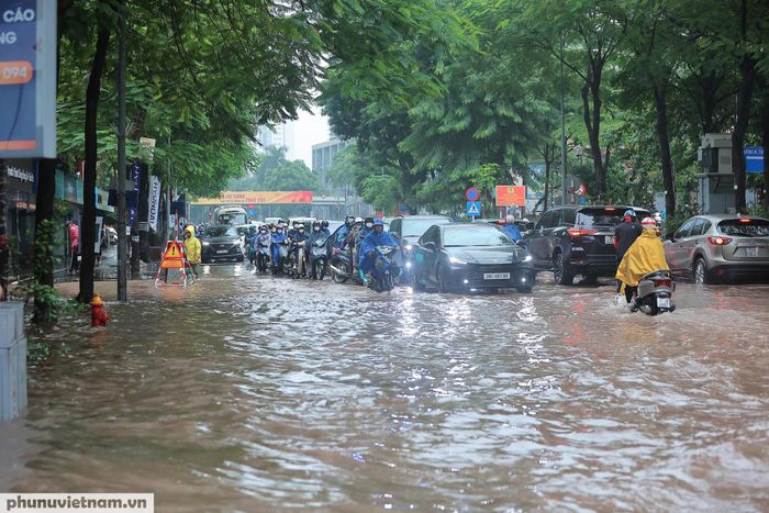 Mưa lớn có thể tiếp tục gây ngập úng cục bộ tại các khu vực trũng thấp, ảnh hưởng đến giao thông và sinh hoạt của người dân.