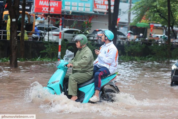 Theo Trung tâm Dự báo khí tượng thủy văn quốc gia, riêng tại Hà Nội, trong đêm 16/9 và ngày 17/9, có mưa to với lượng mưa phổ biến 40-70mm, có nơi trên 100mm.