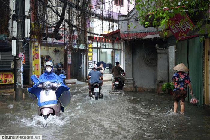 Tại nhiều con ngõ nhỏ, tình trạng ngập nước cũng khiến đời sống người dân bị ảnh hưởng