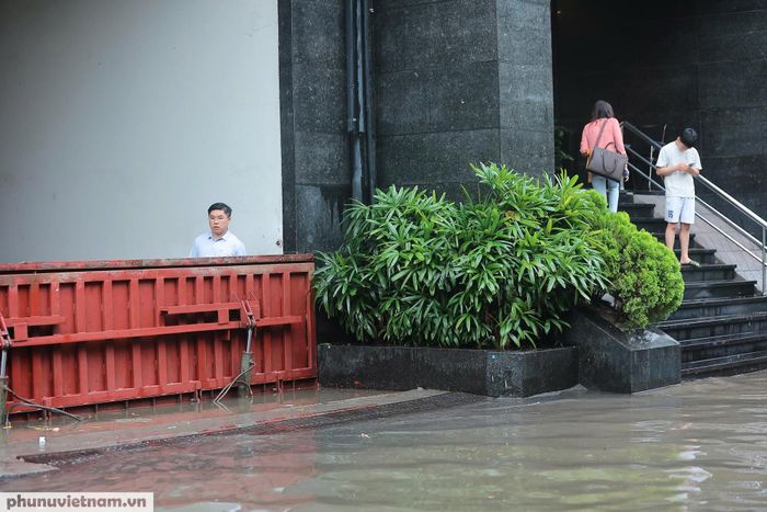 Nhiều khu chung cư phải sử dụng tấm chắn ngăn nước tràn vào hầm