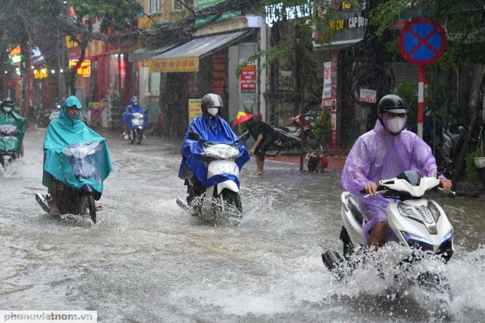 Mưa lớn gây ngập sâu khiến việc di chuyển càng trở nên khó khăn
