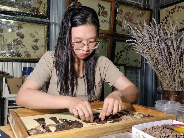 Băng Nhi miệt mài thiết kế những sản phẩm từ gáo dừa