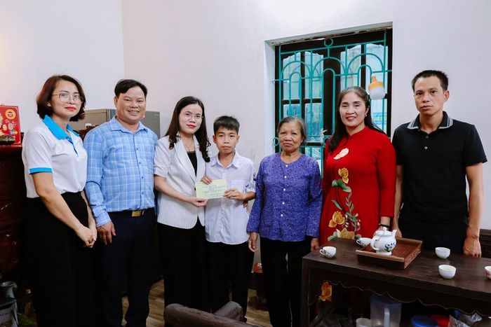 Chủ tịch Hội LHPN tỉnh Hưng Yên Vũ Hồng Luyến (thứ 3 từ trái sang) và đoàn công tác thăm hỏi, trao hỗ trợ kinh phí "Mẹ đỡ đầu" cho cháu Nguyễn Văn Hiệp, xã Việt Tiến.