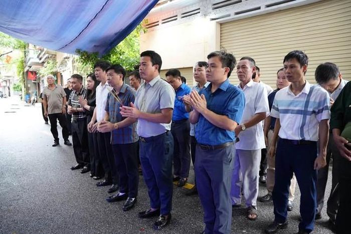 Đoàn lãnh đạo xã Chí Minh cùng các tổ chức, đoàn thể đến viếng, chia buồn với gia đình hai nạn nhân tử vong trong vụ cháy tại phường Tây Hồ, Hà Nội.