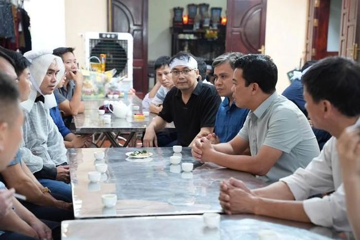 Lãnh đạo xã Chí Minh trao đổi, động viên gia đình hai nạn nhân trong thời điểm lo hậu sự.