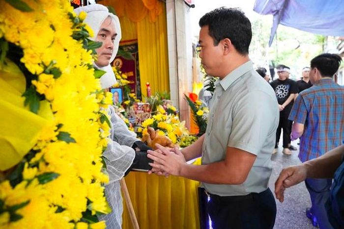 Ông Lê Quang Toản, Bí thư Đảng ủy, Chủ tịch HĐND xã Chí Minh, thăm hỏi thân nhân hai nạn nhân tử vong trong vụ cháy tại phường Tây Hồ.
