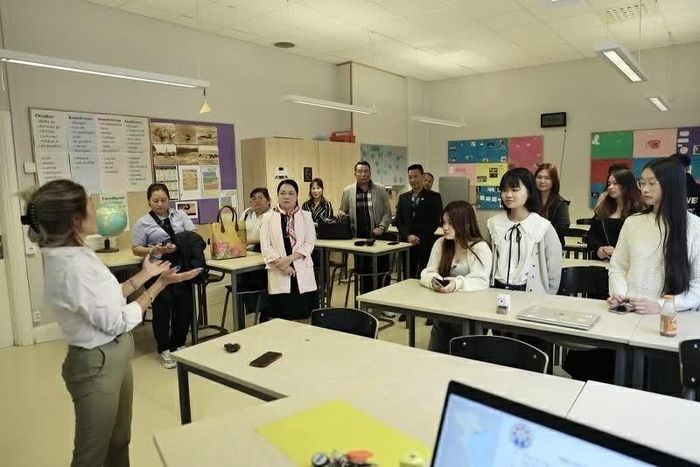 Cô giáo Sally Luu Nguyen tại lớp học