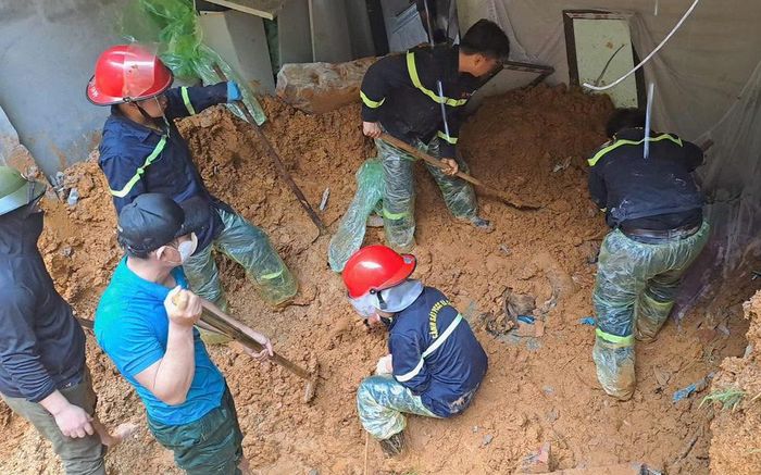 Lực lượng Cảnh sát PCCC&CNCH Công an tỉnh, Công an xã Đà Bắc khẩn trương tìm kiếm nạn nhân trong khu vực bị vùi lấp. Ảnh Công an Phú Thọ