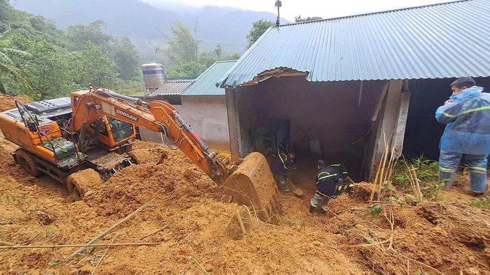 Vụ sạt lở đất đã khiến 3 người tử vong. Ảnh Công an Phú Thọ