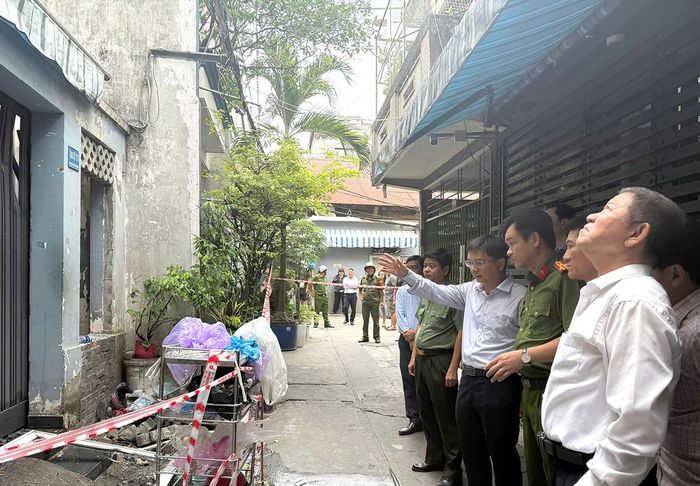 Trực tiếp tại hiện trường, lãnh đạo UBND TPHCM chỉ đạo chính quyền địa phương khẩn trương triển khai các phương án chăm lo, hỗ trợ gia đình nạn nhân