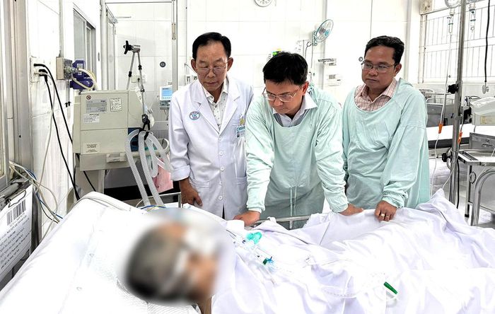 Phó Chủ tịch UBND TPHCM Nguyễn Mạnh Cường trực tiếp nắm tình hình điều trị, dặn dò đội ngũ y bác sĩ dốc sức cứu chữa nạn nhân tại Bệnh viện Chợ Rẫy