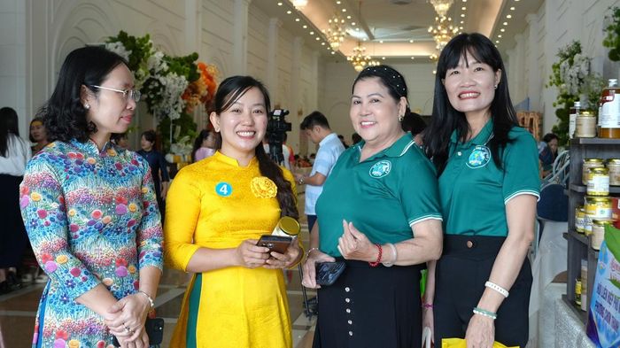 Chị Đoàn Thị Minh Trâm (thứ 2 từ trái sang) giới thiệu sản phẩm tại Ngày Phụ nữ khởi nghiệp thành phố Đồng Nai năm 2026.