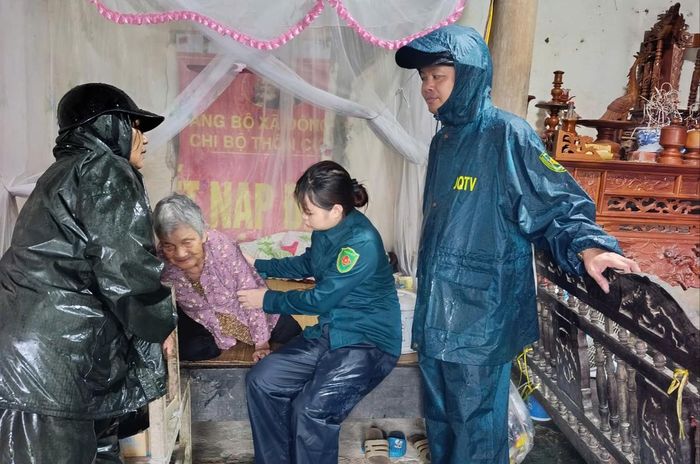 Hội viên phường Đông Sơn hỗ trợ đưa người già đến nơi tạm lánh an toàn