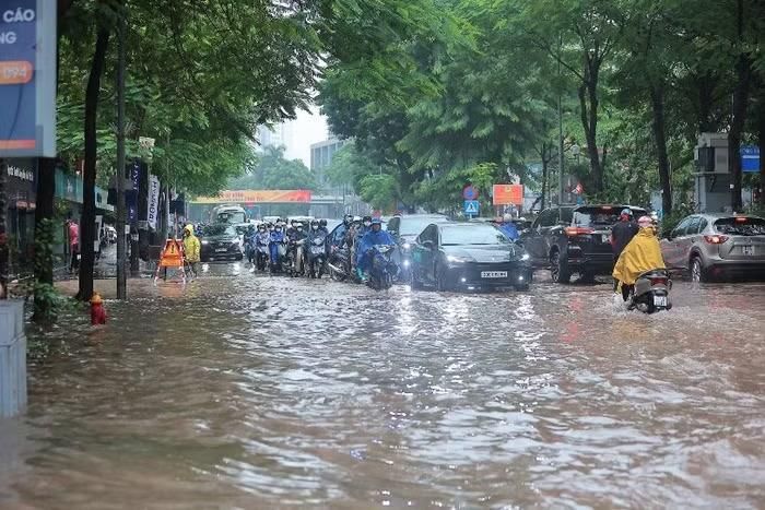 Do ảnh hưởng của dải hội tụ nhiệt đới, trên địa bàn thành phố Hà Nội đã xảy ra mưa lớn liên tục và kéo dài trên diện rộng