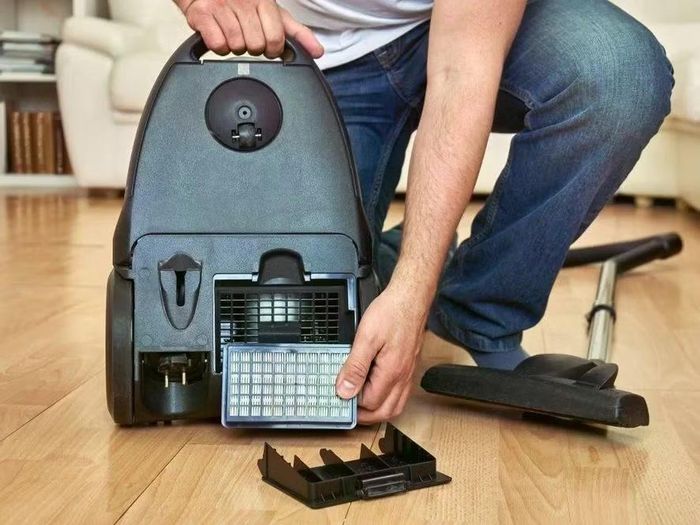Máy trang bị bộ lọc HEPA có khả năng giảm lượng hạt phát tán hiệu quả, đặc biệt hữu ích đối với người nhạy cảm với bụi hoặc gặp các vấn đề liên quan đến hô hấp