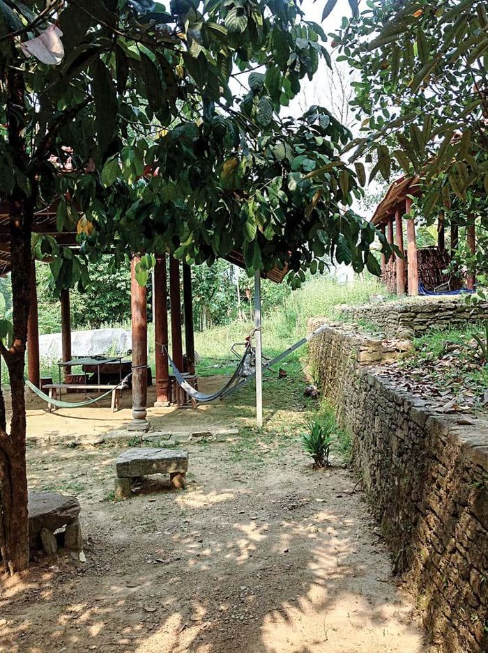 Làng cổ Lộc Yên (Đà Nẵng), nơi người dân thích nghi với độ dốc vùng đồi núi bằng kỹ thuật tạo bậc thang để canh tác và cư trú. Vật liệu đá xếp được lọc ra khi cuốc xới sườn đồi, những bờ vách được xếp bằng tay, không vữa kết dính nhưng trải qua vài chục năm đến cả thế kỷ vẫn vững vàng, ổn định. Ảnh: Trần Tuấn