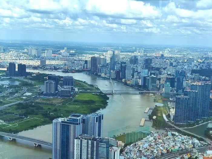 Nếu bờ Tây lưu giữ ký ức Gia Định – Sài Gòn và bờ Đông mở ra không gian phát triển của TP.HCM thế kỷ XXI, thì sông Sài Gòn phải trở thành dòng chảy nối hai chiều thời gian ấy. Ảnh: Trung Dũng