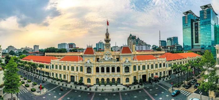 Trụ sở UBND TP.HCM (số 86 đường Lê Thánh Tôn, phường Sài Gòn) là một trong những công trình kiến trúc cổ kính nổi tiếng của TP.HCM, được xây dựng từ năm 1898 đến 1909, do kiến trúc sư Femand Gardès thiết kế, mô phỏng theo kiểu những lầu chuông ở miền Bắc nước Pháp. Vào tháng 11.2020, Bộ trưởng Văn hóa Thể thao và Du lịch đã ký quyết định công nhận tòa nhà trụ sở UBND TP.HCM là di tích kiến trúc nghệ thuật cấp quốc gia. Ảnh: Znews