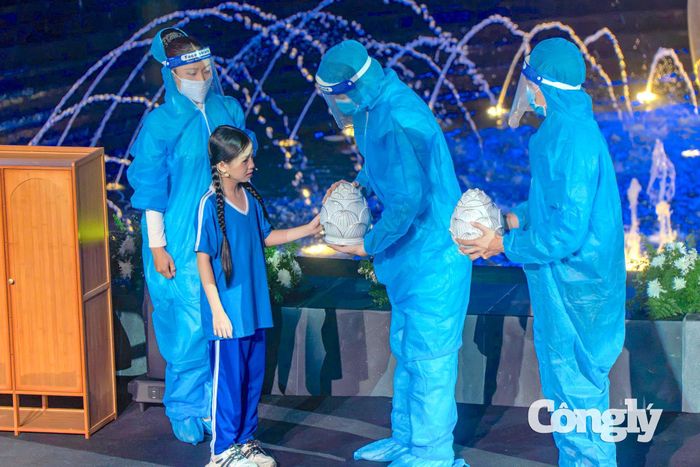 Khán giả lắng đọng và nghẹn ngào trước hoạt cảnh tái hiện câu chuyện một cô bé đã không may mất cả cha lẫn mẹ trong đại dịch Covid-19.
