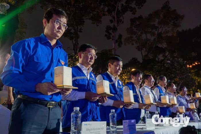 Các đại biểu tưởng niệm nạn nhân mất vì dịch Covid-19.