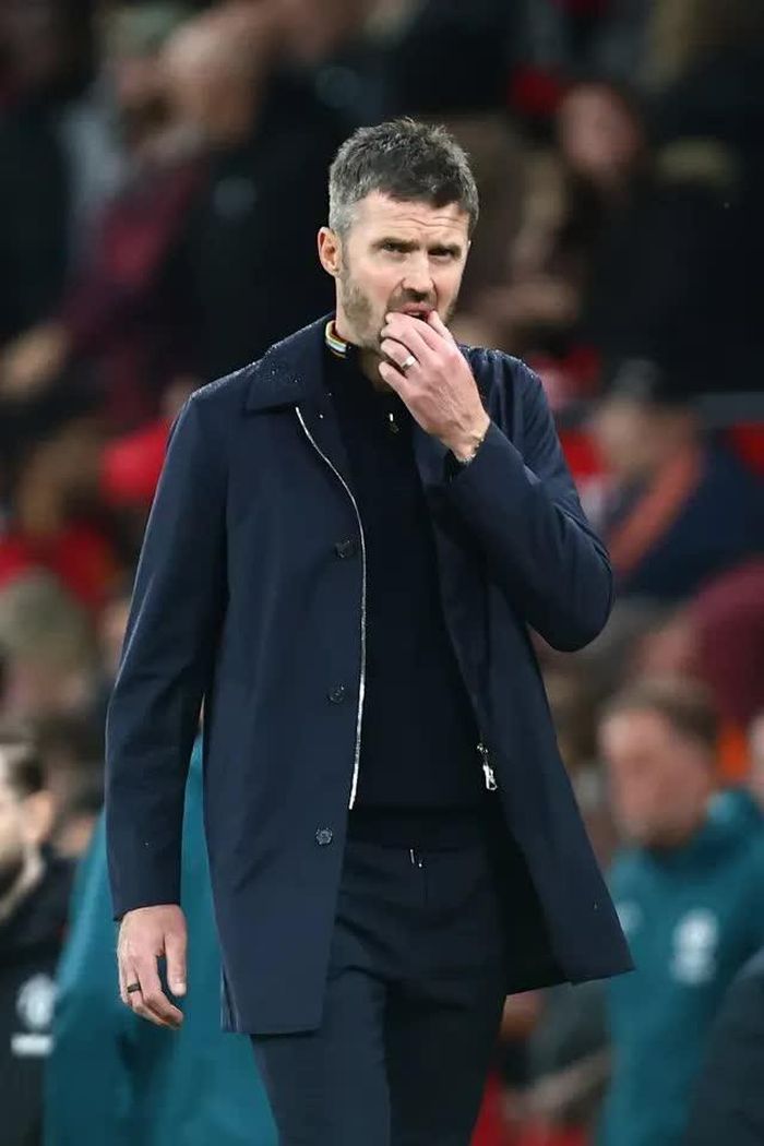 Michael Carrick còn rất nhiều điều để suy nghĩ sau cú sụp đổ bất ngờ. Ảnh: Shutterstock Editorial