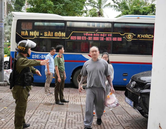 Việc trở về sau thời gian dài sinh sống ở nước ngoài khiến không ít người gặp khó khăn trong việc liên hệ người thân, xác định nơi cư trú, hoàn thiện giấy tờ tùy thân và tìm kiếm việc làm.