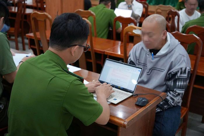 Công tác tiếp nhận và làm thủ tục đối với công dân bị trục xuất.