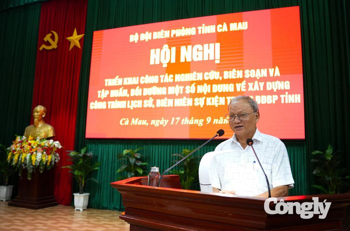 Đại tá, Phó Giáo sư, Tiến sĩ Hồ Sơn Đài, nguyên trưởng phòng Lịch sử quân sự Quân khu 7 hướng dẫn một số nội dung về biên soạn biên niên sự kiện cho các đại biểu dự hội nghị