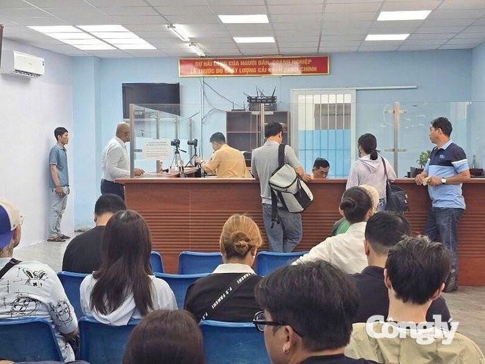 Người dân đến thực hiện cấp đổi, cấp lại giấy phép lái xe tại điểm 252 Lý Chính Thắng, phường Nhiêu Lộc, TP.HCM.