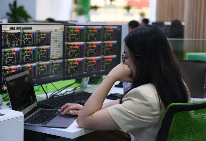 Nâng hạng chỉ mở cánh cửa, chính chất lượng nội tại của doanh nghiệp mới quyết định dòng vốn ở lại hay rời đi. Ảnh: Hoàng Anh.