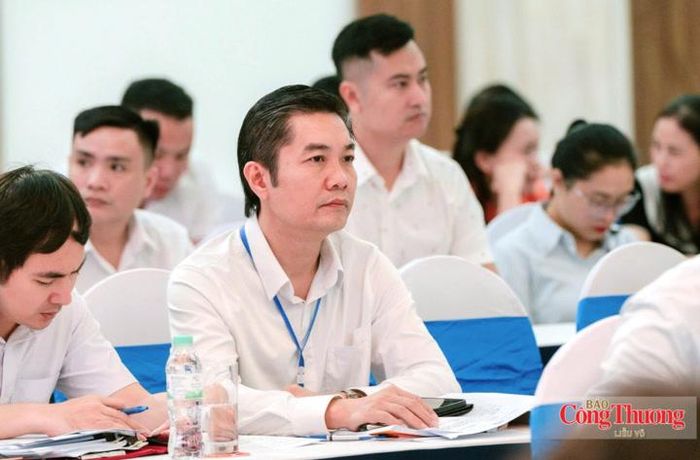 Các đại biểu tham dự hội thảo.