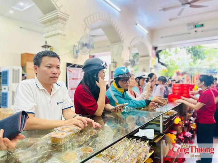Ra đời từ năm 1950, Đông Phương giữ được vị thế nhất định trên thị trường bánh mứt truyền thống, với các dòng bánh nướng, bánh dẻo được làm theo phương pháp cổ truyền kết hợp công nghệ sản xuất hiện đại.