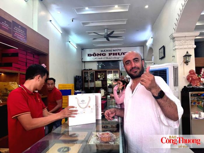 Ông Ahmed Al-Mansoori bị hấp dẫn với sự yêu thích của người tiêu dùng đối với bánh trung thu Đông Phương. 