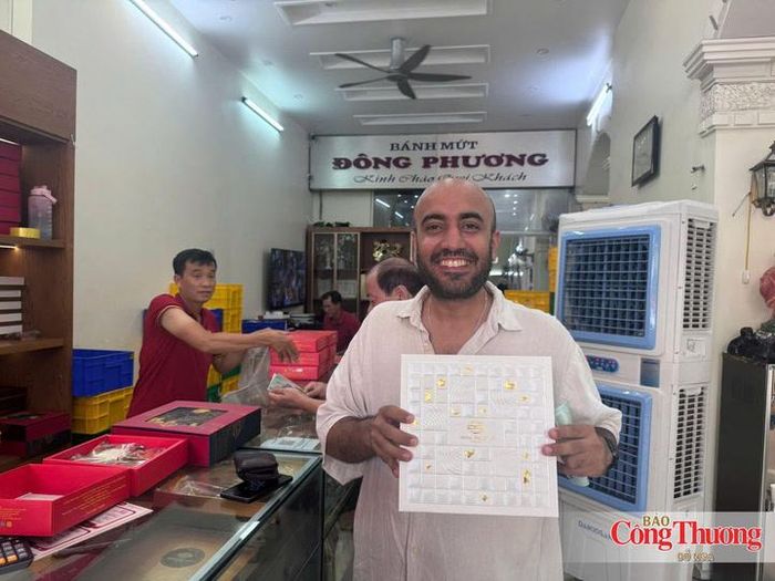 Ông Ahmed Al-Mansoori cho biết, sẽ lựa chọn bánh trung thu Đông Phương làm quà cho người thân, bạn bè khi trở về Dubai.