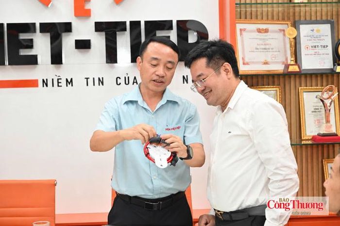 Ông Lê Đức Phương - Chủ tịch Hội đồng quản trị Công ty CP Khoá Việt - Tiệp giới thiệu sản phẩm khoá Việt - Tiệp với Tổng Biên tập Báo Công Thương Nguyễn Văn Minh.